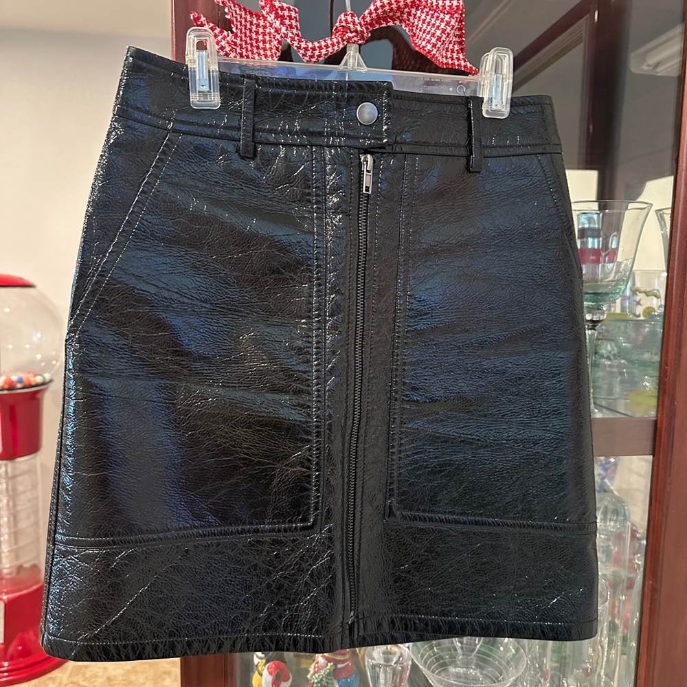 H & M  Crinkle,  Faux Patent Leather Mini Skirt, Front Zipper -Retro Disco- SZ 6